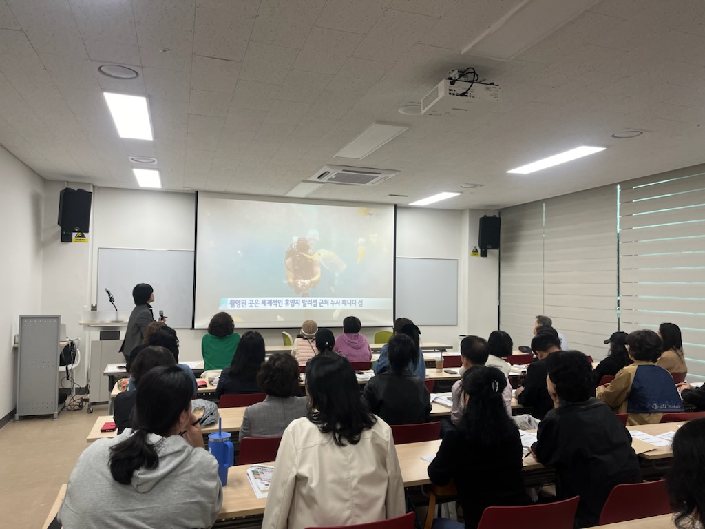 연수구 송도5동 행정복지센터는 지난 25일 동 행정복지센터 다목적실에서 송도5동 통장을 대상으로 자원순환 인식 확립과 분리배출 문화정착 등 일상 속 친환경 생활실천을 위한 찾아가는 자원순환교실을 실시했다